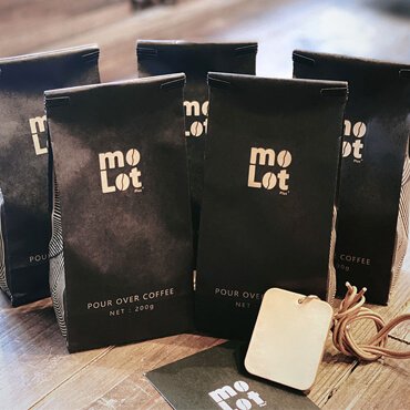 Comparing clear window sizes on a kraft stand-up pouch Kraft paper stand up pouch
